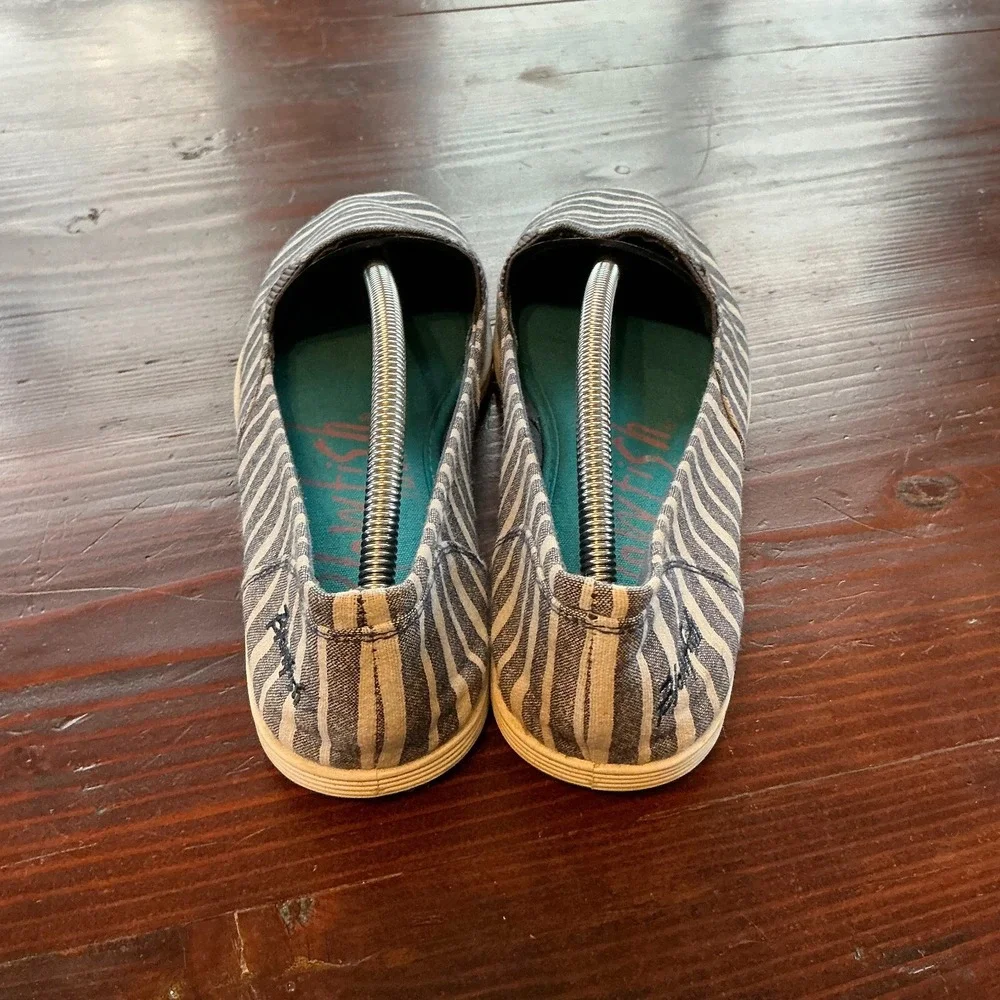 Blowfish Gillie Flat Shoes Womens Size 8‎ Gray White Striped Round Toe Slip On